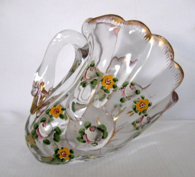 VASE TCHEQUOSLOVAQUE...CYGNE avec Motif Floral peint a la main. in Arts & Collectibles in West Island