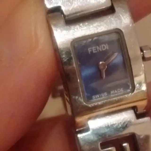 Authentic FENDI Watch Montre Fendi Excellent Condition in Jewellery & Watches in City of Montréal - Image 8