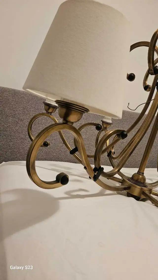 Chandelier - Lustre - Laiton in Indoor Lighting & Fans in City of Montréal - Image 3
