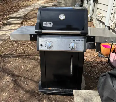 Weber Spirit E-215 Gas Grill 2 burner with 2 foldable side tables 2 years old and used less than 100...
