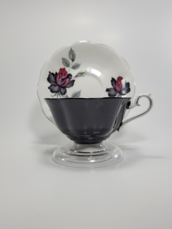 Tasse Royal Albert Masquerade Series (Noire – Black) Teacup dans Art et objets de collection  à Longueuil/Rive Sud - Image 2