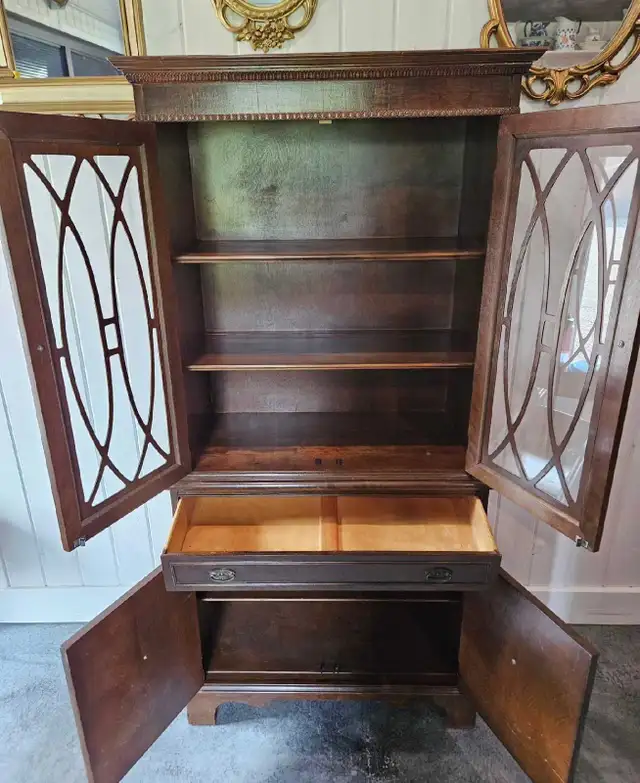 Vintage Tall China Cabinet in Hutches & Display Cabinets in Winnipeg - Image 11
