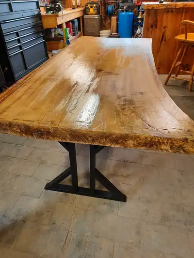 Live edge table Seats 6 6 ft long x 32 inchs wide Brand new Many coats of professionally applied ure...