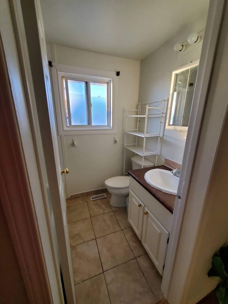 3 BEDROOM FURNISHED TOWNHOUSE IN THICKWOOD 3