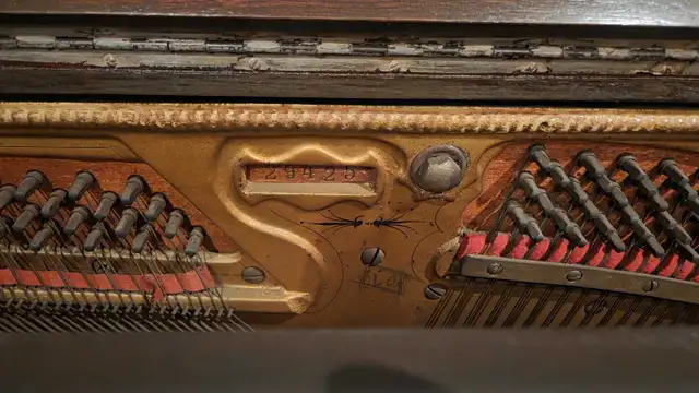 Leach Piano from 1919 in Pianos & Keyboards in Laval / North Shore - Image 6