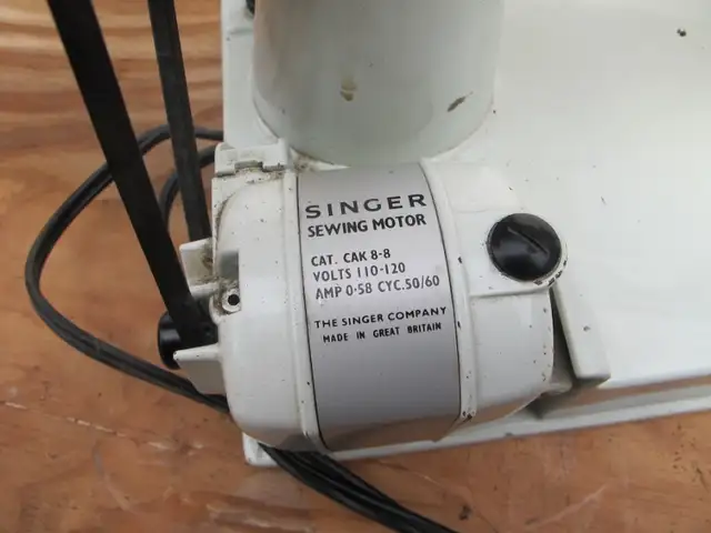 Vintage WHITE Singer Feather-Weight Sewing Machine in Arts & Collectibles in Regina - Image 9