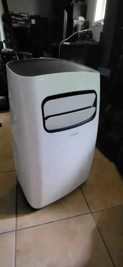 Used good condition Damby 3 in 1 dehumidifier, fan ,and air conditioner, 10.000 btu, cover 450 sq-ft...