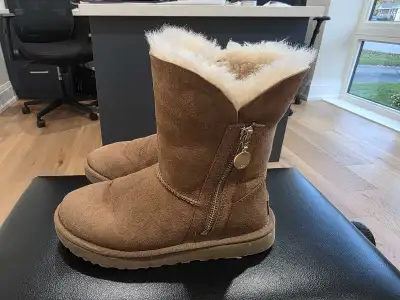 UGG mint condition used few times last winter . Women's size 6. Come try it , you don't like it ,don...
