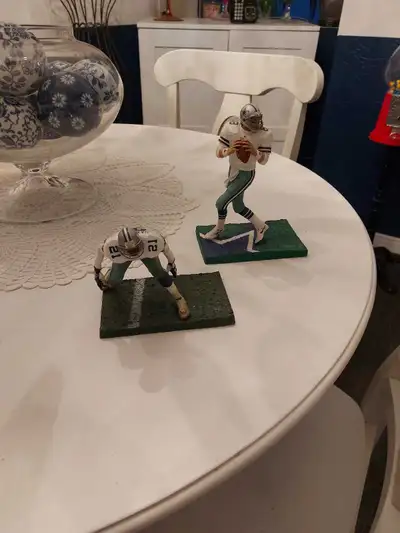 Dallas cowboys figurines Aikman and sanders 20$ each , View more