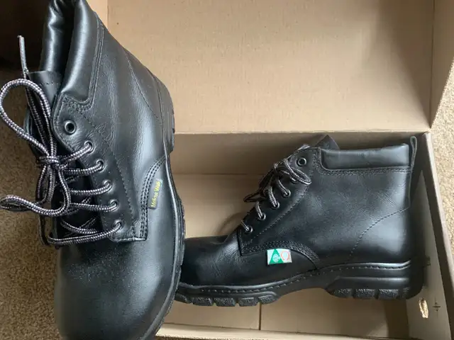 Neuves Bottes de travail  pour femme in Women's - Shoes in City of Montréal - Image 2