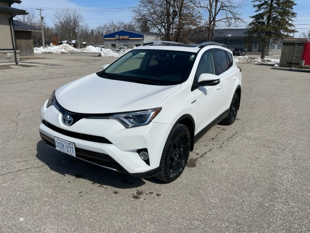 LOW KM 2016 Toyota RAV 4 XLE HYBRID dans Autos et camions  à Guelph