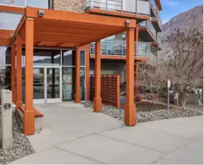 1bdrm, 1bath and den, 530sqft, coffee shop, Pizza Hut and a restaurant next door and more to come, t...