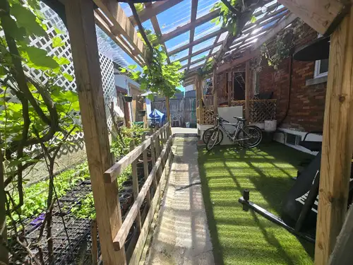 4 chambre étudiant ou étudiantes , rabais de groupes . Salle de jeux , gym a l'arrière 2 salon ,cuis...