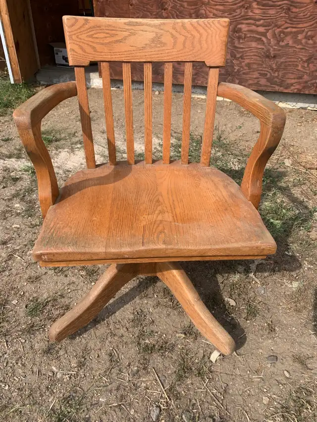 Storage container sell off, chairs, tables, bedframes in Multi-item in Vernon - Image 3