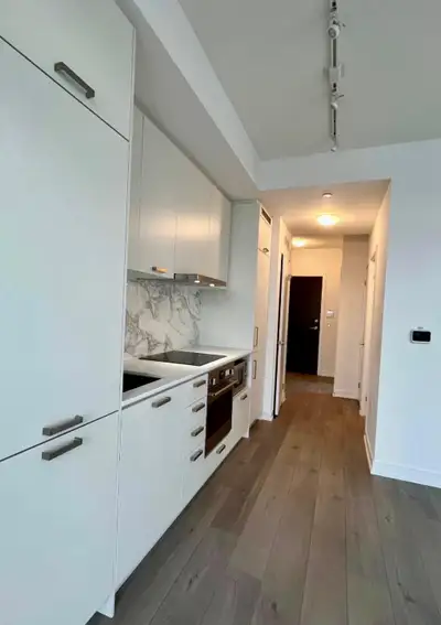 ✨ Stunning Studio Apartment for Rent in Mobilio Menkes, Vaughan ✨ Location: 10 Honeycrisp Crescent,...