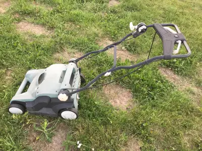 Get your lawn looking its best with this used Craftsman electric lawn scarifier/dethatcher, designed...
