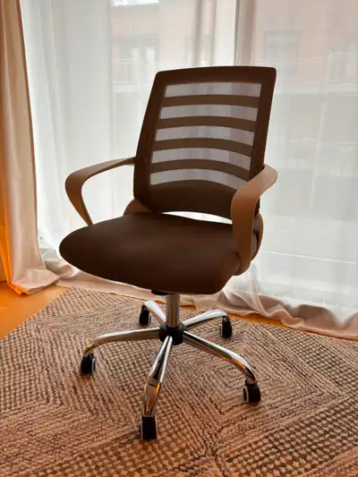 Chaise de bureau hauteur réglable, je la vends en raison d’un déménagement La mousse de l’assise est...