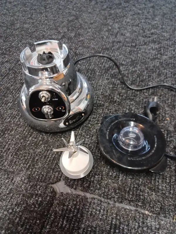 Breville Blender CBL10XL bottom - glass top missing in Processors, Blenders & Juicers in Hamilton - Image 2