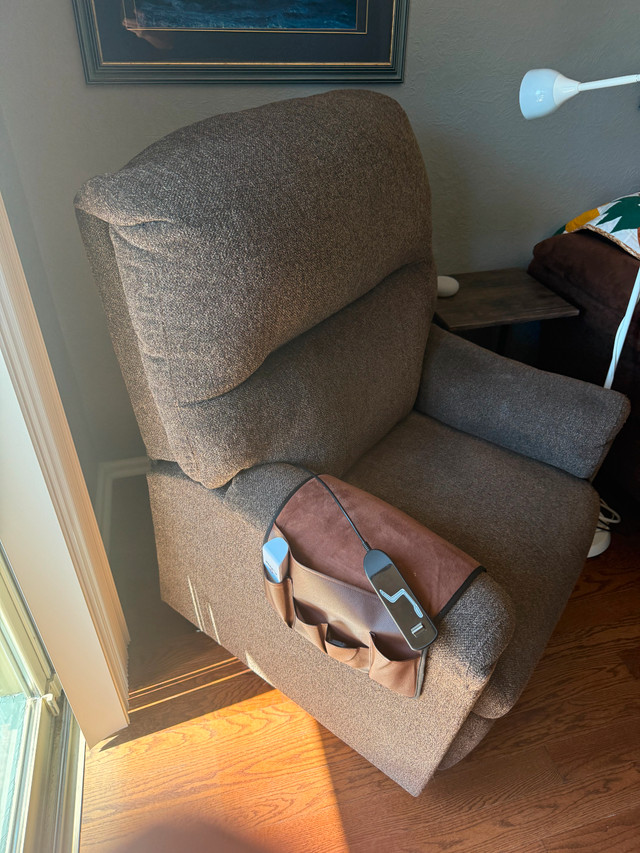 Lift Chair in Chairs & Recliners in City of Toronto - Image 3