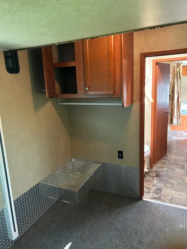 2012 XLR toy hauler 27hfs in Travel Trailers & Campers in Regina - Image 7
