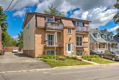 Beau logement ensoleillé de deux chambres dont les planchers ont été rénovés : salon, chambres et cé...