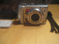 Caméra numérique Panasonic DMC-LZ6 avec étui et trépied.