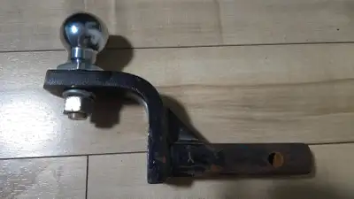 Attelage remorque 1 1/4 boule 2 pouce 3500lbs à vendre 20$ Hitch 1 1/4 with 2'' 3500lbs ball for sal...