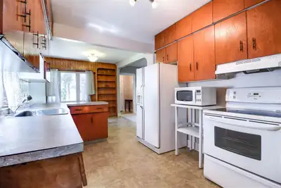 5 minute walk to Nait. Room for rent Kingsway, Nait area Jan 1 2025, we share a house, working profe...