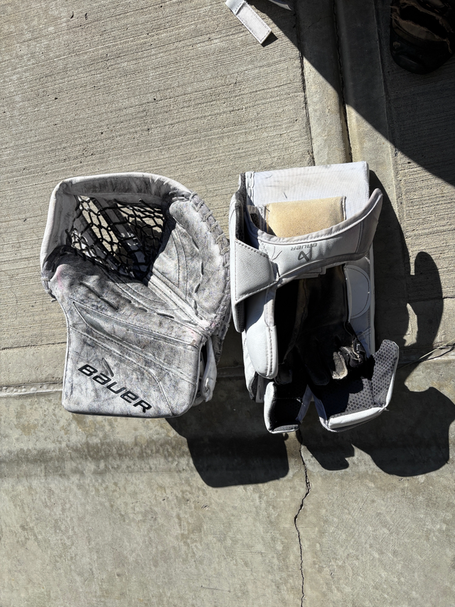 Bauer Goalie Pads, Glove and Blocker INT in Hockey in Calgary - Image 6