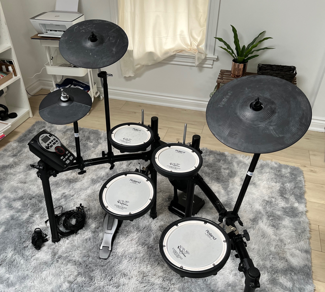 Roland TD-11KV Electronic Drum Kit Excellent Condition in Drums & Percussion in City of Toronto - Image 6