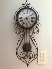 Horloge métallique brune pendule