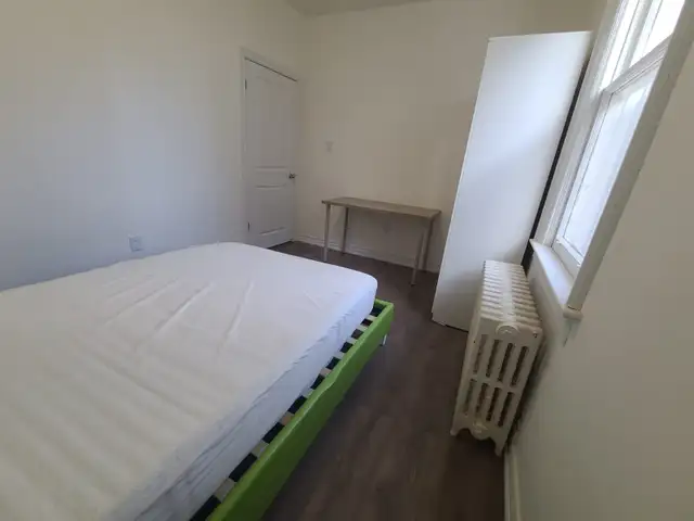 Ossington Bloor, Christie TTC, Large room rent - 2Mins to Subway