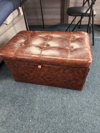 Coffre de Rangement en cuir 1974, View more