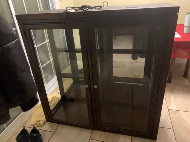 Solid wood buffet / china cabinet / hutch in Hutches & Display Cabinets in Ottawa - Image 2