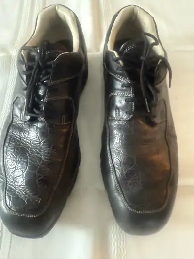 Souliers de golf NIKE, cuir noir à crampons grandeur 12., View more