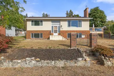 MLS 10365174 | 1390 Mountain Ave | Beautifully renovated Glenmore home! This bright and inviting 3-b...