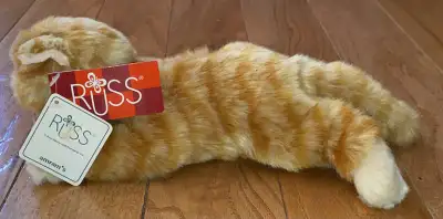 Super soft fur…approximately 10 inches long…pickup Niagara Falls…shipping available