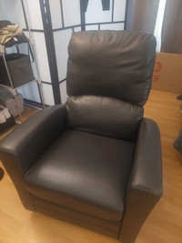 Recliner chair with foot rest