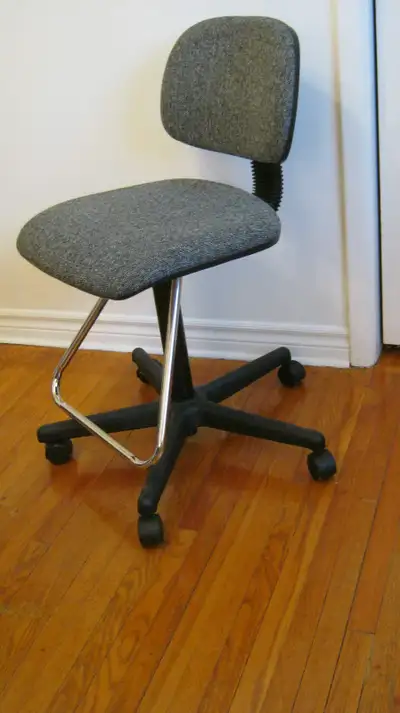 Armless Office Chair with Wheels in good condition. Smoke pet free house. It has leg support .