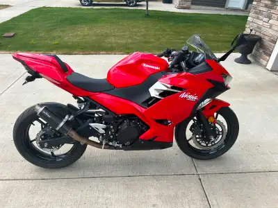 2020 Kawasaki Ninja 400 ABS Oil change done Aug/24 Runs perfect, has LeoVince exhaust and seat elimi...