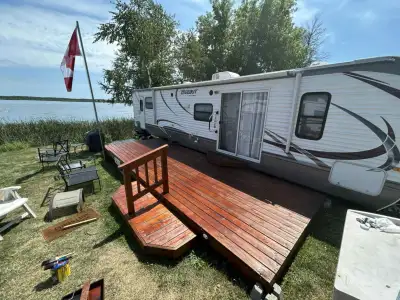 2013 keystone hide out 38 foot trailer King and Queen size beds with storage options under both. Pul...
