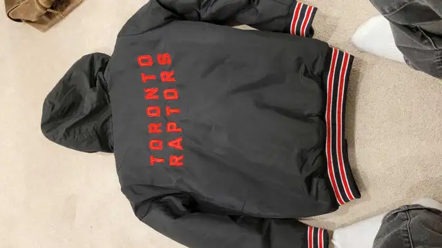 Toronto Raptors Puffer Coat Jacket Men Medium  in Men's in Markham / York Region - Image 4