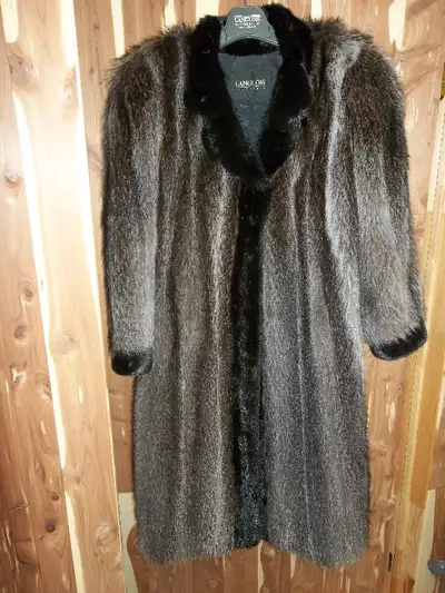 Magnifique manteau de fourrure en chat sauvage garni de vison noir, tres leger. Comme neuf, tres peu...
