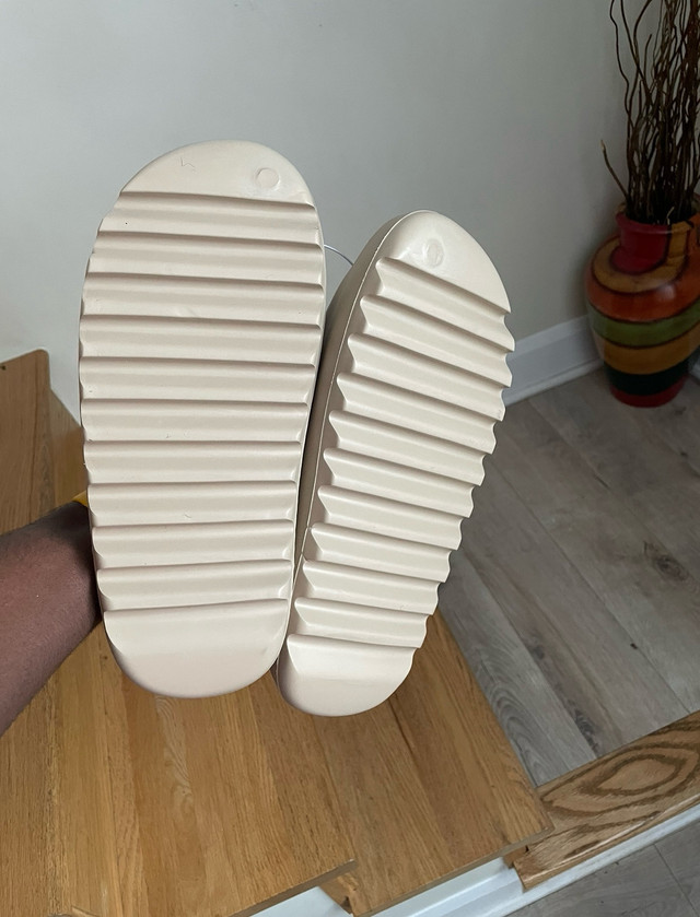 Yeezy slide New dans Chaussures pour hommes  à Laval/Rive Nord - Image 2