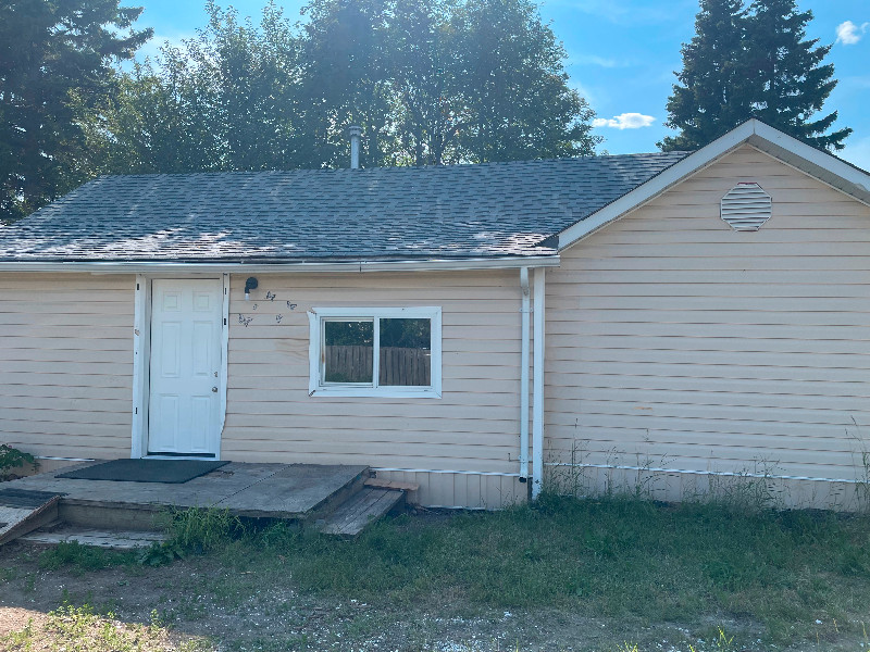 1,600 / 2br 1000ft2 PetFriendly 2 Bedroom Home with Yard Long