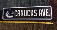 NHL Vancouver Canucks sign w/authentification stickers (NEW)
