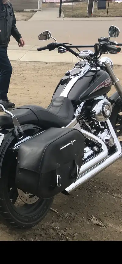 2007 Dyna low rider Forward controls Stage 1 with Vance Hines exhaust Quick detach bags and windshie...