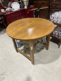 Beautiful solid oak round table 