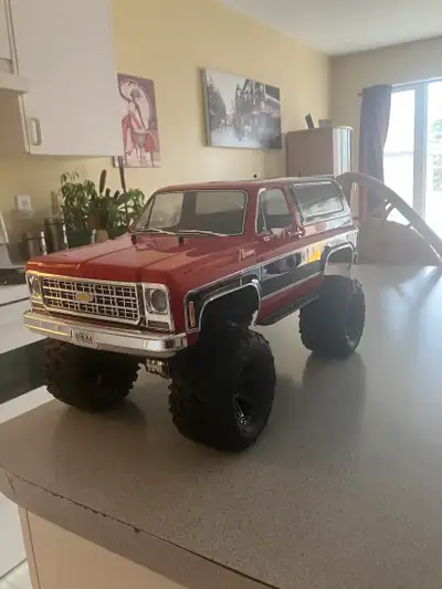 Camion téléguidé, comme neuf, servi seulement quelques fois, lift kit de 1", ensemble de roues et pn...