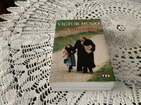 Livre VICTOR HUGO Les Misérables grand format illustré